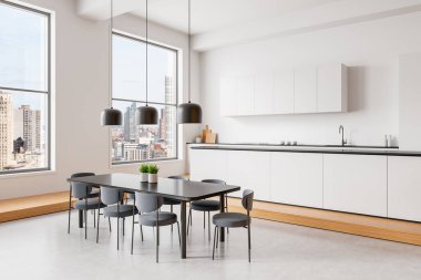 Beyaz dolapları, yemek masası ve sandalyeleri olan çağdaş bir mutfak. Parlak bir şehir zemininde minimalist dekor ve kolye ışıkları. 3B Hazırlama