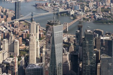 Manhattan silueti, One World Ticaret Merkezi, köprüler ve East River ile. Hava manzaralı, güneşli bir gün. New York Şehri, Şehir Panoraması