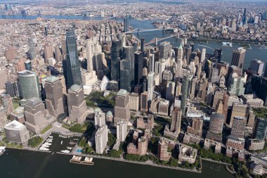 Manhattan 'ın gökdelenlerinin, hareketli sokakların ve nehirlerin yer aldığı gökdelenlerin hava manzarası. Canlı yaz şehirleri, kentsel mimari konsepti