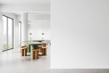 Yeşil masalı, tahta tabureli, geniş pencereli ve parlak arkaplanlı boş beyaz duvarlı modern bir iç mekan. Boş duvar modeli kavramı. 3B Hazırlama.