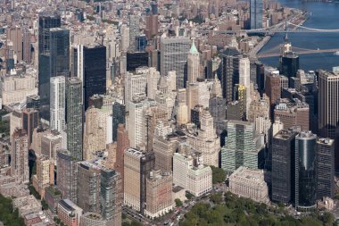New York 'un finans bölgesinin havadan görünüşü, gökdelenler ve açık gökyüzünün altındaki Doğu Nehri.