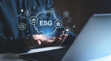 ESG kavramını sürdürülebilirlik, yönetim ve sosyal sorumluluk için parlak simgelerle karanlık bir arkaplana karşı sunan eller