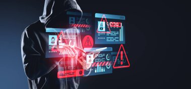 Kapüşonlu kazak giyen bir bilgisayar korsanı sanal kimlikli bir tablet kullanıyor ve uyarı simgeleri parlıyor. Karanlık arka plan. Siber güvenlik ve tehdit koruması kavramı