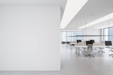 Minimalist ofis içi solunda boş beyaz duvar, masaları, sandalyeleri, bilgisayarları sağda parlak şehir manzaralı açık çalışma alanı. 3B Hazırlama.
