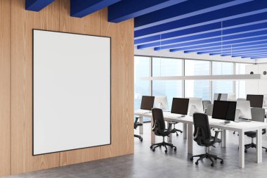 Boş çerçeveli poster ahşap duvarda, parlak, modern bir ofiste beyaz masalar ve mavi tavan kirişleri ile. Temiz tasarım kavramı. 3B Hazırlama.