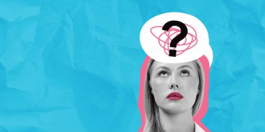 Soru işareti ve karalamalar içeren bir düşünce baloncuğuyla yukarı bakan bir kadın, dokulu mavi bir arkaplan üzerine kurulmuş, kafa karışıklığını sembolize eden