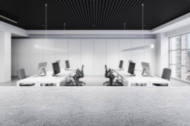 Odaklı beton tezgah, arka planda masalar ve bilgisayarlar ile ofis içi bulanık. Ürün sunumu ve çalışma alanı kavramı. 3B Hazırlama.