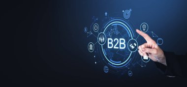 Karanlık arka planda parlayan ağ bağlantıları olan iş dünyası simgelerine el işaretleriyle işaret ediyorlar. Teknoloji, pazarlama ve işbirliği kavramı