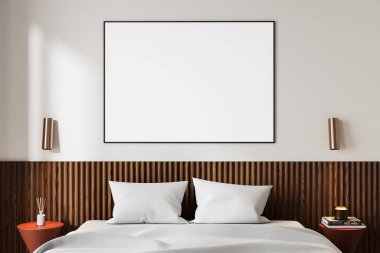 Ahşap paneller, yastıklar ve komodinlerle düzgünce yapılmış bir yatağın üstündeki duvara asılmış boş beyaz afiş. 3B Hazırlama