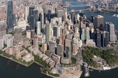 New York 'un Finansal Bölgesi' nin havadan görünüşü, yüksek gökdelenler, yeşil alanlar ve East River yakınlarındaki liman.