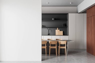 Ahşap sandalyeli, parlak dolaplı ve raflı çağdaş mutfak tasarımı. Temiz duvar ayırıcı. Minimalist iç konsept. 3B Hazırlama.