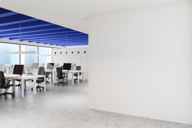 Masaları, monitörleri, sandalyeleri ve tasarım modelleri için boş beyaz bir duvarı olan açık ofis alanı. Temiz, minimalist iç tasarım konsepti. 3B Hazırlama.