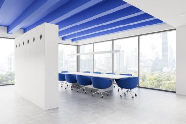 Beyaz bir masanın etrafında mavi sandalyelerle dolu parlak toplantı odası, geniş pencereler kentsel ufuk çizgisini ve çizgili tavanı gösteriyor. Modern konsept. 3B Hazırlama.