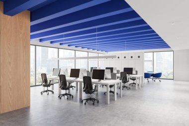 Geniş modern ofis, mavi tavan kirişleri, beyaz masalar, sandalyeler ve büyük pencereler. Modern tasarım konsepti. 3B Hazırlama