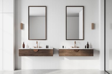 Ahşap süslemeleri, çift lavaboları, çerçeveli aynaları ve temiz beyaz duvarlarda bakır armatürleri olan şık bir banyo. Minimalist iç tasarım konsepti. 3B Hazırlama.