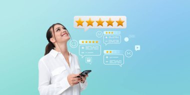Gülümseyen, beş yıldızlı akıllı telefonu tutan, grafiksel arka planda yüzen geri bildirim simgeleri olan bir kadın. Çevrimiçi eleştiri ve memnuniyet kavramı