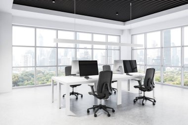 Beyaz masaları, ergonomik sandalyeleri ve bilgisayarları olan modern ofis içi, yerden tavana manzaralı pencereler. Çalışma alanı kavramı. 3B Hazırlama.