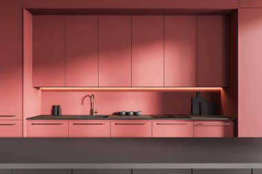 Pembe dolaplar, yumuşak ışıklandırma ve modern tasarım elementleriyle donatılmış şık bir mutfak, koyu bir tezgah ve parlak eşyalar. 3B Hazırlama