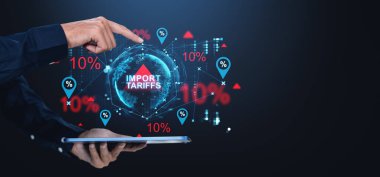 İşadamı ithalat tarifeleri kavramına sahip tablet kullanıyor, koyu arka planda yüzde 10 artış ve kırmızı oklar gösteriyor, ticaret politikasının etkisini simgeliyor.