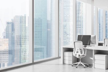 Beyaz mobilyaları, ergonomik sandalyeleri ve şehir siluetine bakan büyük pencerelere yakın bilgisayarları olan çağdaş ofis iç tasarımı. 3B Hazırlama