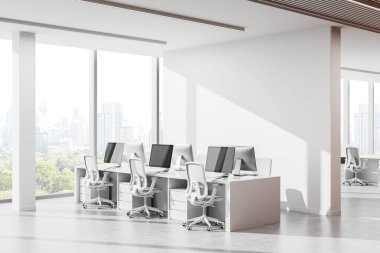 Beyaz masalar, ergonomik sandalyeler ve geniş, iyi ışıklandırılmış bir çevredeki bilgisayarlarla çağdaş ofis içi. Büyük pencereler şehir manzarası sunar. 3B Hazırlama.