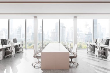 Geniş bir ofis, uzun bir konferans masası, ergonomik sandalyeler ve şehir manzarasına bakan büyük pencerelerin yakınındaki çalışma istasyonları. Parlak ve modern tasarım. 3B Hazırlama