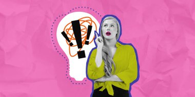 Sarı tişörtlü, düşünceli, ünlem işaretli, buruşuk pembe arka planlı, resimli ampullü bir kadın. Fikir ve yaratıcılık kavramı