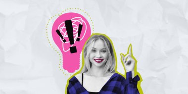 Ekose gömlekli gülümseyen kadın buruşuk beyaz arka plandaki bir fikri sembolize eden pembe bir ampul çizimiyle yukarıya doğru bakıyor. Yaratıcılık kavramı