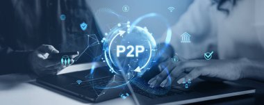 Holografik P2P dijital ödeme ikonları olan akıllı telefon ve dizüstü bilgisayar kullanan eller. Mavi tonlu fütüristik arka plan. Güvenli çevrimiçi para transferi kavramı