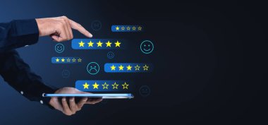 Tabletteki dijital derecelendirme sistemiyle el etkileşimi, koyu arkaplandaki yıldız ve simgeleri gösteriyor. Çevrimiçi eleştiri ve geri bildirim kavramı