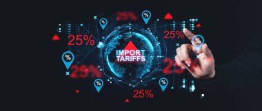 İş adamı ithalat tarifeleriyle dijital ekrana işaret ederek konsepti artırıyor,% 25 'lik işaretleyiciler, mavi konum simgeleri ve koyu arkaplanda kırmızı oklar gösteriyor