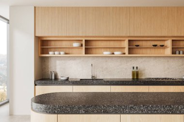 Ahşap dolaplar, açık raflar, taş tezgahlar ve nötr renk paleti içeren zarif modern mutfak. Büyük pencere doğal ışığa izin verir. 3B Hazırlama