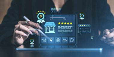 Business sperson dijital inceleme simgeleri, yıldızlar ve reytingler içeren tablet kullanıyor. Koyu arkaplanda neon mavi fütüristik arayüz. Çevrimiçi itibar