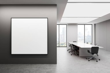 Modern bir ofiste, konferans masası ve sandalyeleri olan temiz bir duvara boş bir poster çerçevesi. Büyük pencereler doğal ışık ve şehir manzarası sağlar. 3B Hazırlama