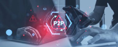 Bilgisayarlı ve telefonlu sanal P2P uyarı simgeleriyle ellerin dijital bileşimi, çevrimiçi ödeme güvenlik riskleri ve siber tehditleri vurguluyor