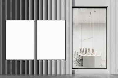 Çizgili, modern bir dış duvarda, cam ofis penceresinin yanında içi parlak iki boş poster. Yaratıcı görünüş için temiz ve minimalist tasarım. 3B Hazırlama.