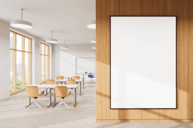 Ofis içi, ahşap duvarda boş poster, modern tarz, hafif arka plan, iş sunumu konsepti. 3B Hazırlama