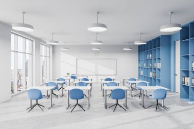 Mavi sandalyeli boş sınıf, beyaz masalar, beyaz arka planda beyaz tahta. Eğitim kavramı. 3B Hazırlama