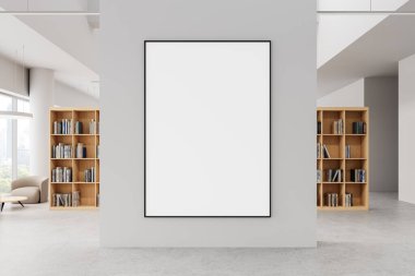 Modern kütüphanenin içindeki gri duvara boş poster çerçevesi ahşap kitap rafları ve temiz tasarım. Büyük pencereler doğal ışık getirir. 3B Hazırlama