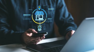 Koyu arkaplanda dijital mağaza ikonu ve reytingleri olan akıllı telefon kullanan biri. Grafik tarzı. Çevrimiçi iş kavramı