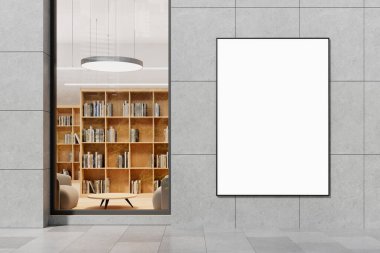 Ahşap kitaplıklar ve oturma alanı olan bir kütüphanenin yakınındaki modern gri duvarda boş bir ilan panosu. Şehir binalarını yansıtan büyük cam pencere. 3B Hazırlama