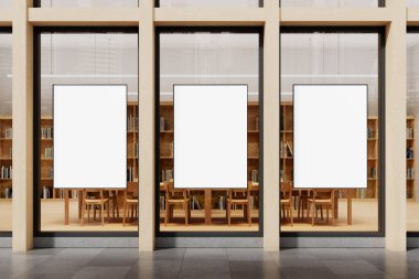 Ahşap çerçeveli modern cam mağaza vitrininde üç boş poster. Arka planda, kitap rafları ve oturma yerleri olan samimi bir iç mekan yer alıyor. Reklam modelleri için mükemmel. 3B Hazırlama.