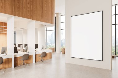 Ahşap aksanlı ve açık çalışma alanı olan parlak, modern bir ofis içinde temiz beyaz bir duvara kocaman boş bir poster çerçevesi. Markalaşma ve tasarım kavramı. 3B Hazırlama