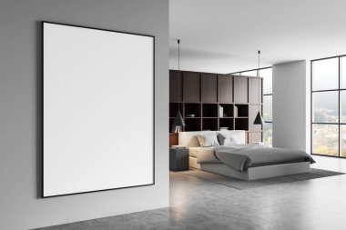 Geniş bir yatak odası, gri bir duvarda büyük boş bir poster çerçevesi, modern mobilyalar ve yerden tavana kadar uzanan doğal ışık. 3B Hazırlama