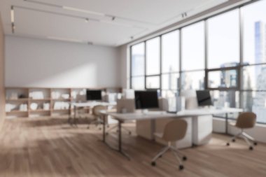 Ahşap bir zeminde masaları, sandalyeleri ve bilgisayarları olan modern ofis, şehir manzaralı büyük pencereler. Çalışma alanı kavramı. 3B Hazırlama