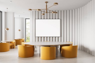 Zarif bir iç mekânda, hardal sarısı sandalyeli ve yuvarlak masalı, zarif aydınlatma armatürlerinin yer aldığı, desenli beyaz bir duvarda boş bir poster. 3B Hazırlama
