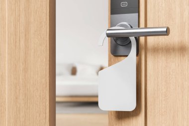 Arka planda bulanık, modern yatak odası olan ahşap kapının metalik sapının boş kapı askısı. Üç boyutlu görüntüleme. Konukseverlik kavramı