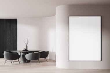 Kavisli beyaz bir duvarda boş bir poster çerçevesi olan modern bir iç mekan. Yakınına dört sandalyeli yuvarlak bir masa yerleştirildi. Tarafsız tonlar temiz ve zarif bir alan yaratır. 3B Hazırlama.