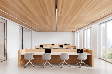 Ahşap masalar, beyaz ergonomik sandalyeler ve şehir manzarasına bakan geniş pencereli modern ofis alanı üretken bir çalışma ortamını destekliyor. 3B Hazırlama
