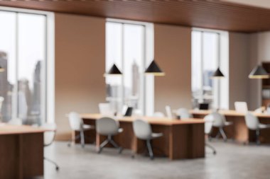 Masaları, sandalyeleri ve kolye ışıkları olan bir ofis. Tarafsız arka planda modern tarz. İş ortamı kavramı. 3B Hazırlama